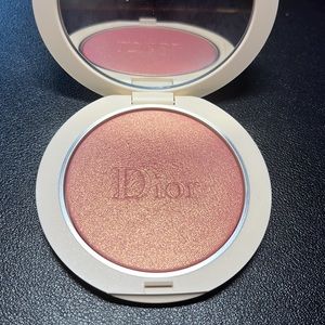 Dior highlighter in the shade 06 Color glow.